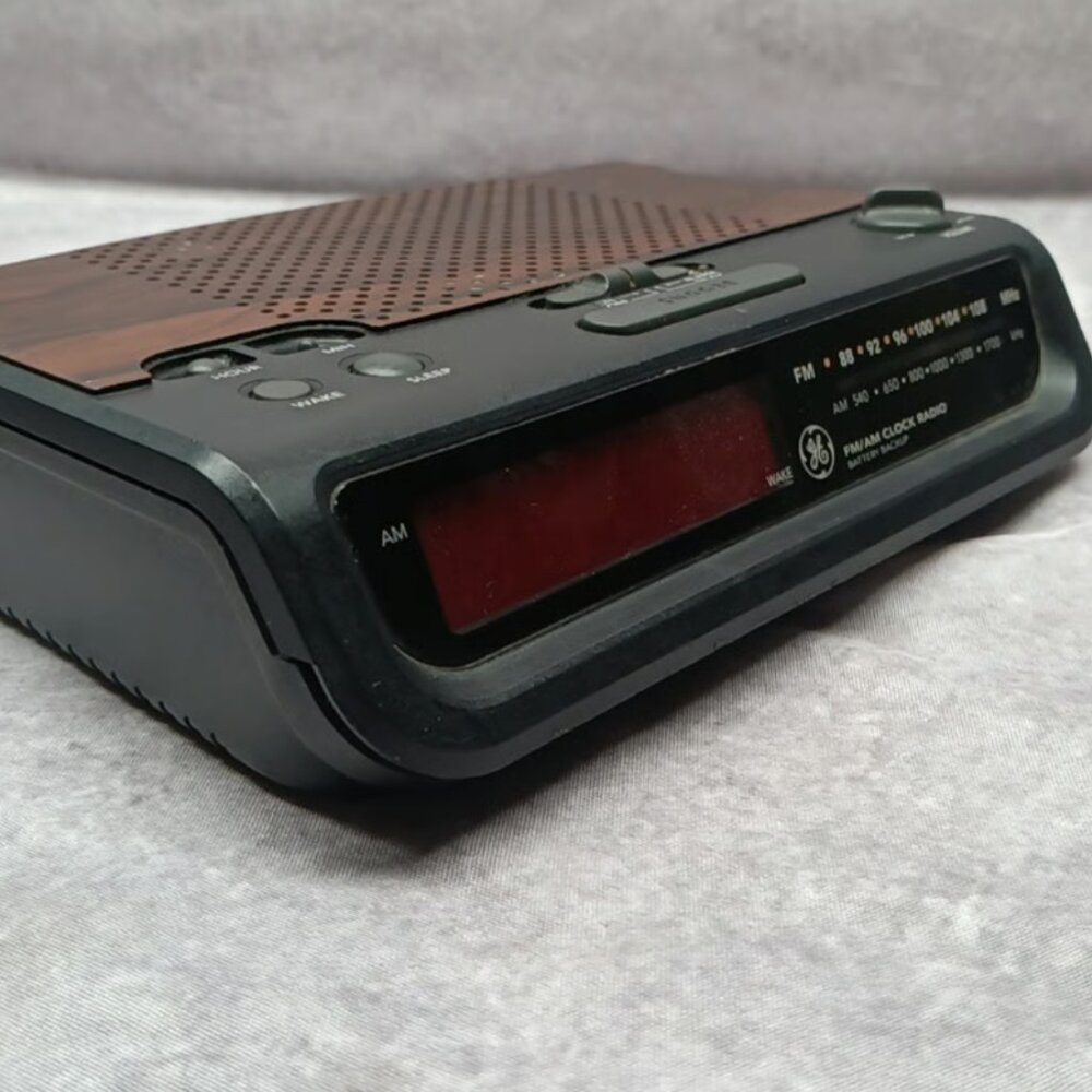 Vintage GE General Electric AM/FM Clock Radio Model 7-4613B TESTED
